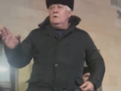 Глава Новолакского района встретился с жителями Караман -2, которые часами ранее перекрыли федеральную трассу