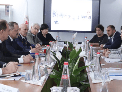 Глава Дагестана встретился с юными краеведами-следопытами