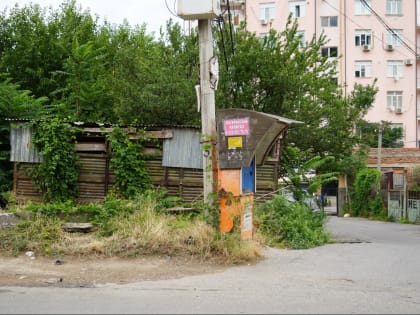 На улице Виноградной демонтировали незаконно установленную конструкцию