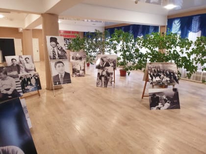 В районном Доме культуры Новолакского района открылась фотовыставка, посвященная 100-летию поэта Расула Гамзатова