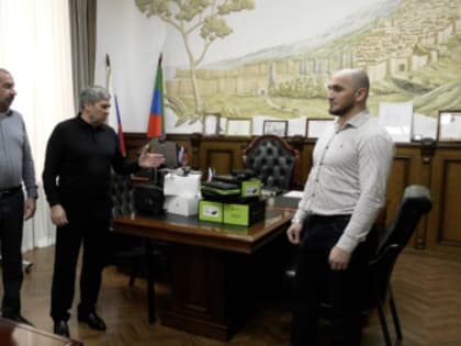 ГЛАВА ДЕРБЕНТА ПЕРЕДАЛ КВАДРАКОПТЕРЫ И ПРИЦЕЛЫ НОЧНОГО ВИДЕНИЯ НА СВО