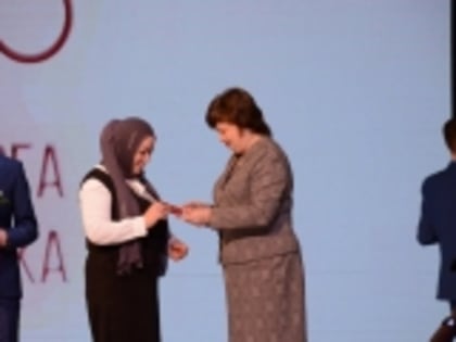 Уроженка села Новочуртах Новолакского района Заира Пахрудинова награждена почетным знаком от Минобрнауки Запорожской области