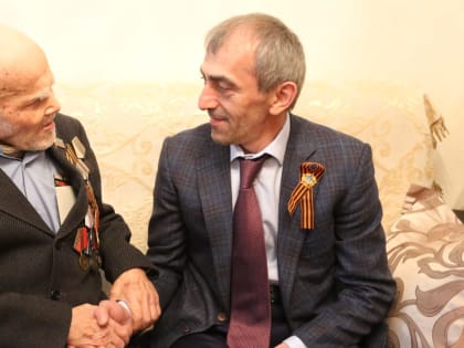 Руслан Алиев поздравил ветерана ВОВ Ахмеднаби Апашаева с наступающим Днём Победы
