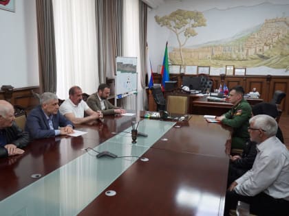 Мэр Дербента вручил орден Мужества родителям военнослужащего, погибшего в ходе СВО