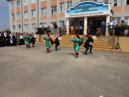 Мемориальную доску Расулу Гамзатову открыли в одной из школ  Кизлярского района