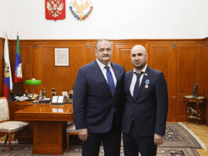 Глава Дагестана вручил депутату-добровольцу Абдулле Магомедову медаль Амет-Хана Султана