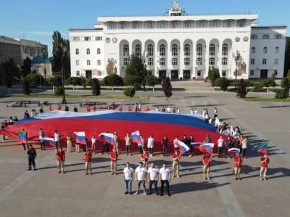 В Махачкале ко Дню России развернули огромный триколор