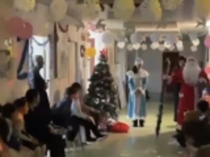 Центр соцобслуживания в Новолакском районе организовал новогоднюю программу для детей мобилизованных граждан, из многодетных семей и с ОВЗ