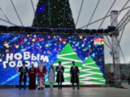 Новолакский район представил красочную концертную программу на Центральной площади Махачкалы
