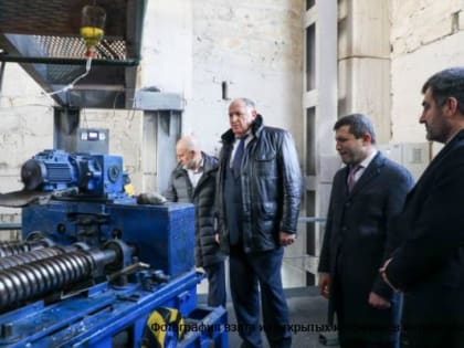 Более 50 человек работают на предприятии по производству стеклянных шаров в ДагОгнях