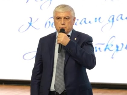 Мэр Махачкалы встретился с лучшими выпускниками столицы