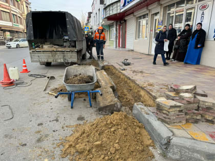 Специалистами МБУ «Благоустройство» проводятся монтажные работы по установке пандусов на ул. Шихсаидова, 43