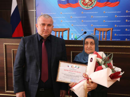 Почетной грамотой в честь 100-летия Государственной архивной службы награждена Сайгидат Булатханова