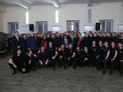 Глава Дагестана встретился с коллективом ансамбля "Лезгинка"