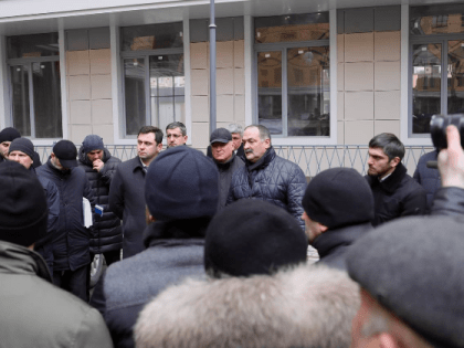 Сергей Меликов встретился с пайщиками «АРСИ Групп» и осмотрел строящуюся школу в Каспийске