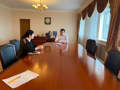 И.о главы Новолакского района Сулейман Рамазанов обсудил с супругой мобилизованного действующие в районе и регионе меры поддержки