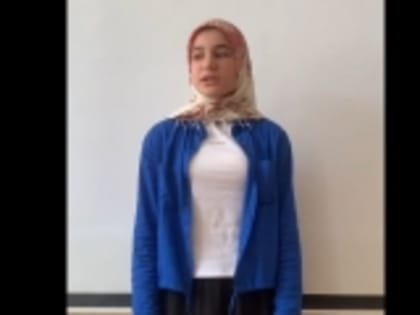 Ученица 7-го класса Нижне-Инховской школы Чакар Мусагаджиева прочитала стихотворение Расула Гамзатова «Если б моя мама песен мне не пела…»