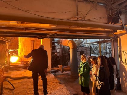 В целях профессиональной консультации студенты посетили старейшее предприятие стекольной промышленности России ООО«ДАГЕСТАН СТЕКЛО ТАРА»