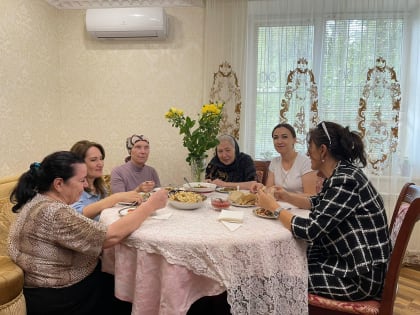 Преподаватели Профессионального колледжа ДГУНХ, в преддверии Дня пожилых людей , посетили свою бывшую коллегу, преподавателя математики Багомедову Марию Магомедовну