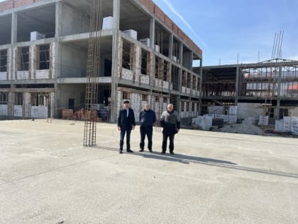 Проверили ход строительства строящейся школы в Новом Парауле по федеральной программе «Образование»