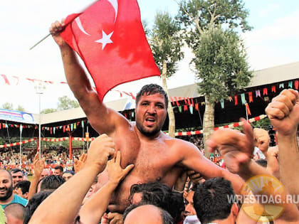 Чемпион по масляной борьбе тренируется с турецкими вольниками