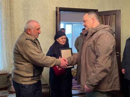 Глава Дагестана Сергей Меликов в рамках рабочей поездкой в Сулейман-Стальский район посетил родных полковника Марата Гаджибалаева, погибшего в ходе специальной военной операции.