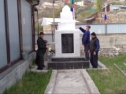 В селе Ингиши в ходе субботника побелили и покрасили памятник воинам Великой Отечественной войны