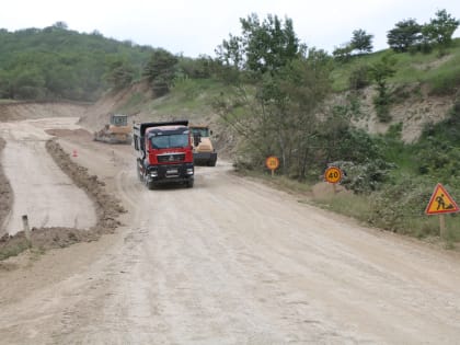 Три участка автомобильных дорог ремонтируются в Казбековском районе