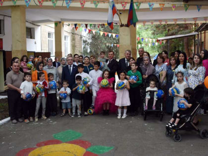 Спикер парламента Заур Аскендеров посетил Реабилитационный центр для детей и подростков