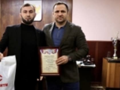 Уроженец села Чапаево Новолакского района Бадави Гасанов признан тренером года по СБИ ММА
