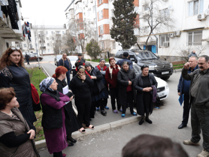 Сергей Меликов встретился с жильцами аварийных каспийских общежитий