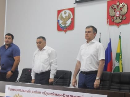 В Сулейман-Стальском районе состоялось торжественное вручение аттестатов золотым медалистам