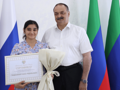 Сергей Меликов вручил денежные сертификаты стобалльникам по ЕГЭ