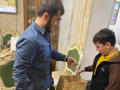 В праздник Ид аль-Фитр в Сулейман-Стальском районе навестили ребенка погибшего участника СВО