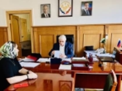 Глава Новолакского района Мамати Гамзатов встретился с участницей СВО Розой Магомедовой