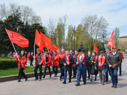 Коммунисты Махачкалы провели антифашистскую акцию и возложение к памятнику В.И.Ленина