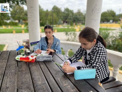 Пока ДШИ на ремонте педагоги отделения изобразительного искусства не сидят, сложа руки, а вместе с детьми рисуют в городском сквере