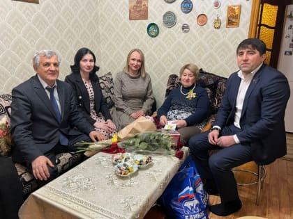 Жительницу блокадного Ленинграда, проживающую в Махачкале, посетил Гарун Давыдов