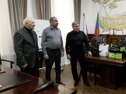 Глава Дербента передал квадракоптеры и прицелы ночного видения на СВО
