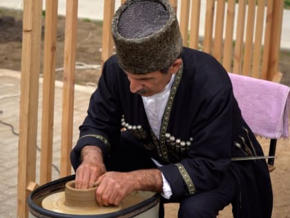 На городской площади Дербента представлены национальные подворья Южного Дагестана