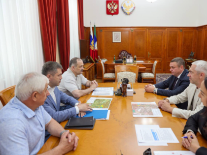 Сергей Меликов и глава ГК «Ромекс» обсудили строительство логистического центра «Озон» в Дагестане