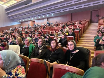 Женскую делегацию Новолакского района на форуме «Я эти руки женские целую» возглавила Народная артистка РД Габибат Буттаева