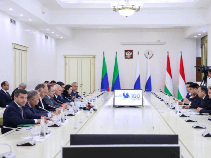 Глава Дагестана встретился с Чрезвычайным и Полномочным Послом Таджикистана в России