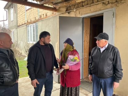 C Международным женским днем в Сулейман-Стальском районе поздравили матерей и жен участников СВО