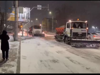 В Махачкале продолжается работа по обработке антигололедными средствами центральных улиц и путепроводов города
