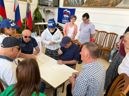 В Кизляре при поддержке «Единой России» прошел турнир по домино среди слабовидящих