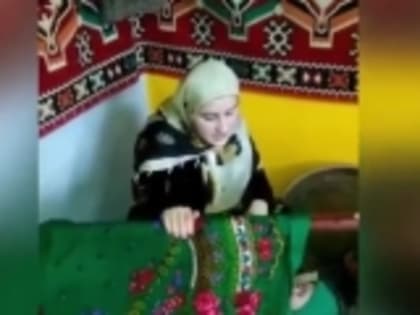 Ученица 8-го класса Читлинской школы Саида Магомедова прочитала стихотворение Расула Гамзатова «Качает горный ветер колыбели»