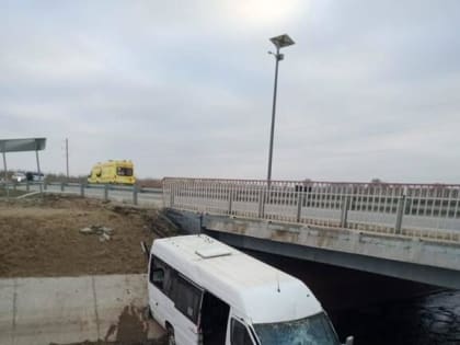 В Дагестане пассажирский микроавтобус слетел в канал
