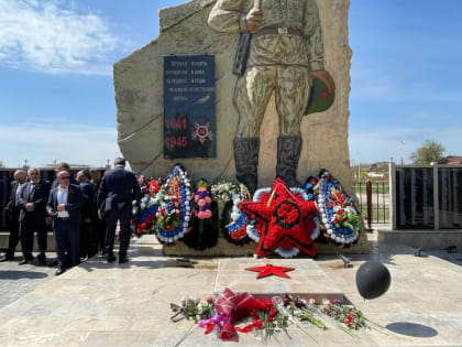 Даниял Исламов возложил цветы к Монументу Неизвестного солдата