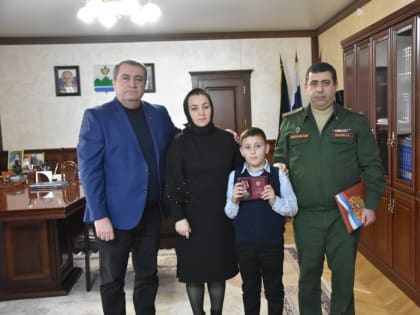 Мавсум Рагимов вручил орден Мужества маме погибшего в СВО